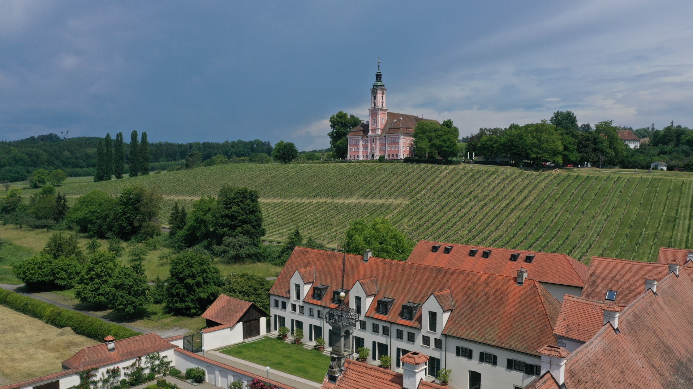 Blick über das Schloss zur Birnau
