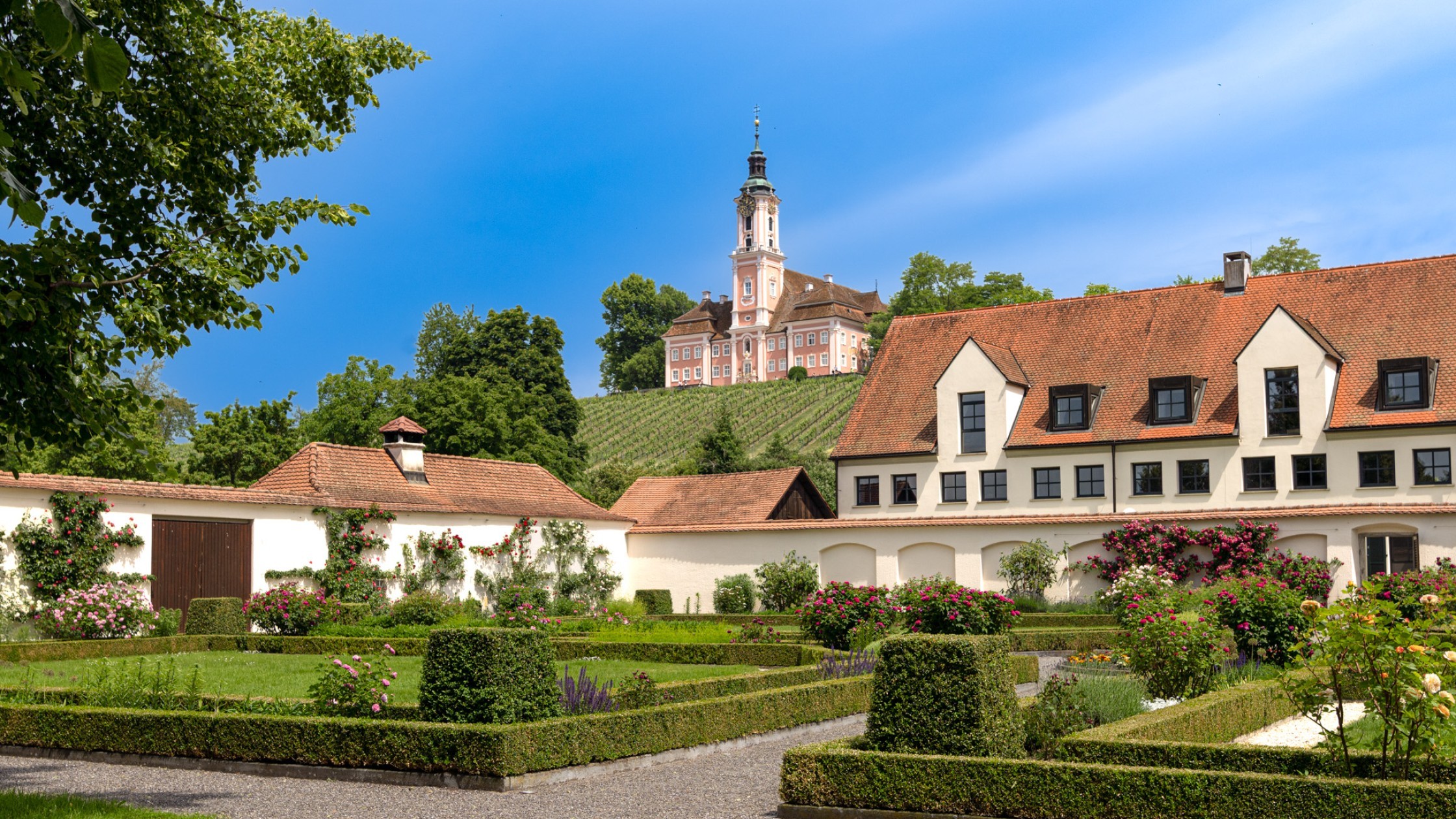 Blick durch den Schlossgarten auf die Birnau