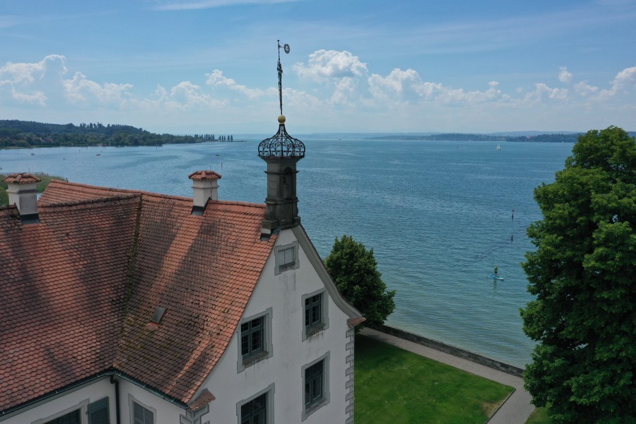 Blick von oben auf den Badeplatz des Schlosses