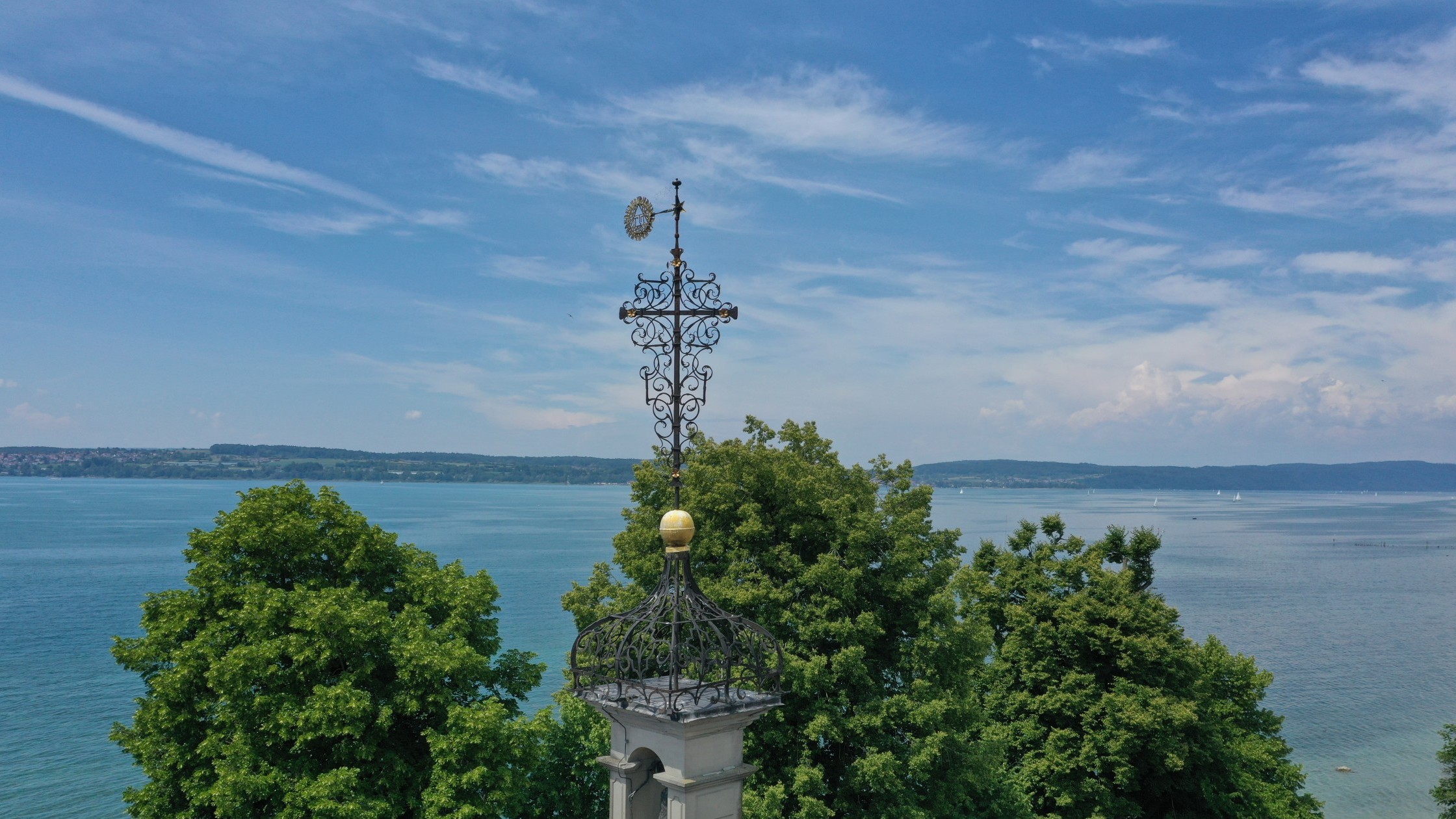Turmspitze mit Bodensee im Hintergrund
