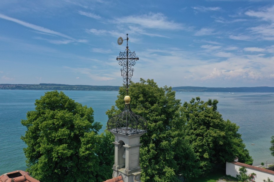 Turmspitze mit Bodensee im Hintergrund