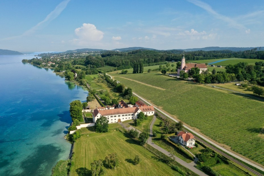 Blick über das Schloss bis hin zur Birnau