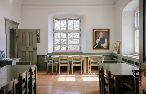 Zimmer mit grünen Möbeln im Schloss
