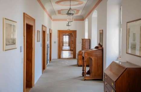 Bodensee-Schloss Maurach Flur mit Holzmöbeln