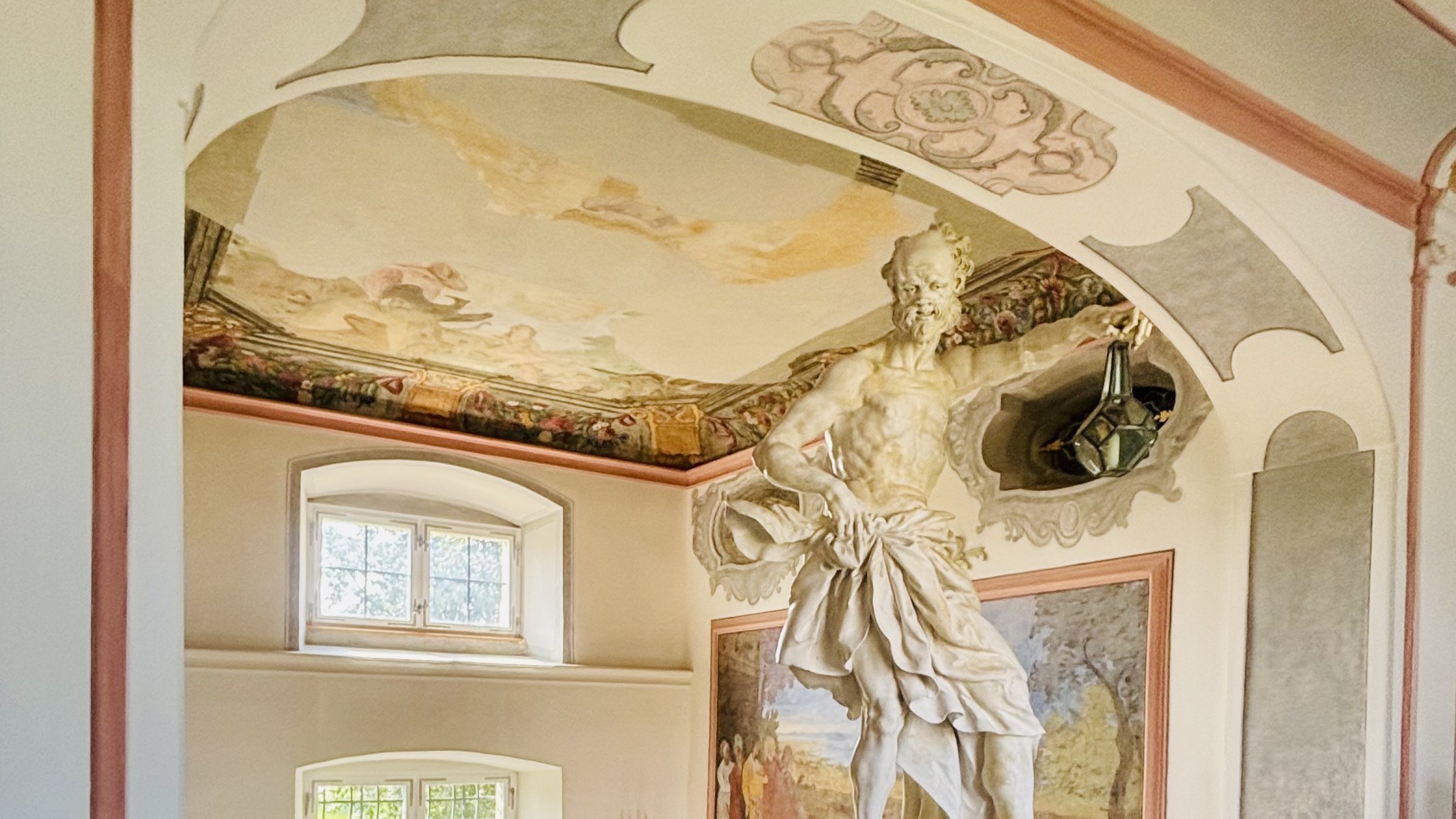 Treppenhaus mit Statue
