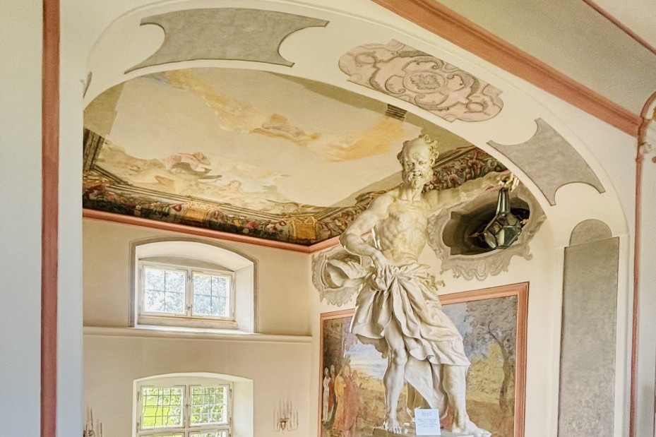 Treppenhaus mit Statue
