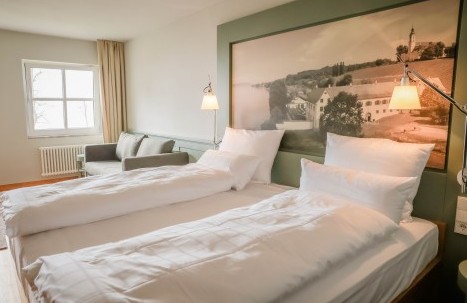 Hotelzimmer mit Bodenseebild als Betthaupt
