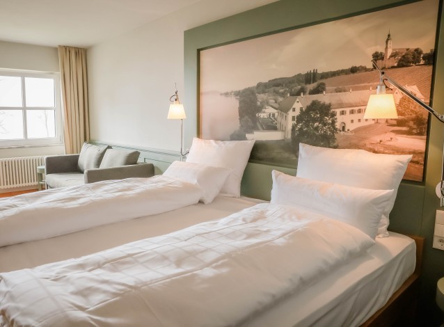 Hotelzimmer mit Bodenseebild als Betthaupt