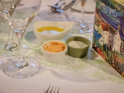 Gedeckter Tisch mit serviertem Amuse