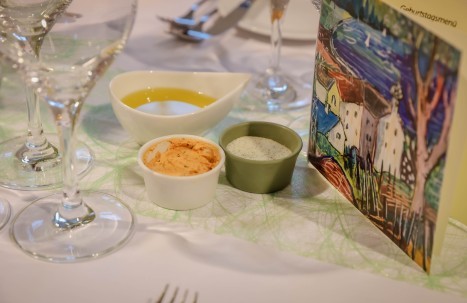 Gedeckter Tisch mit serviertem Amuse