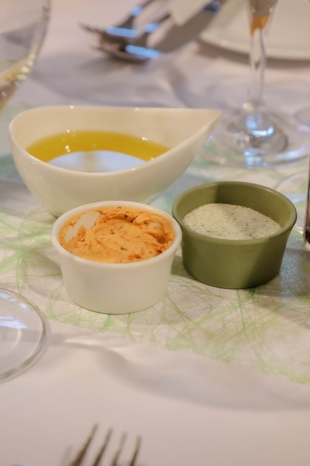 Gedeckter Tisch mit serviertem Amuse