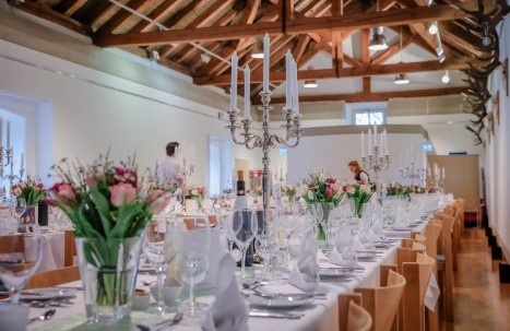 Gedeckte Tafel im Gewölbe Saal