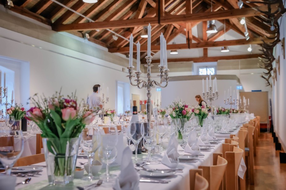 Gedeckte Tafel im Gewölbe Saal
