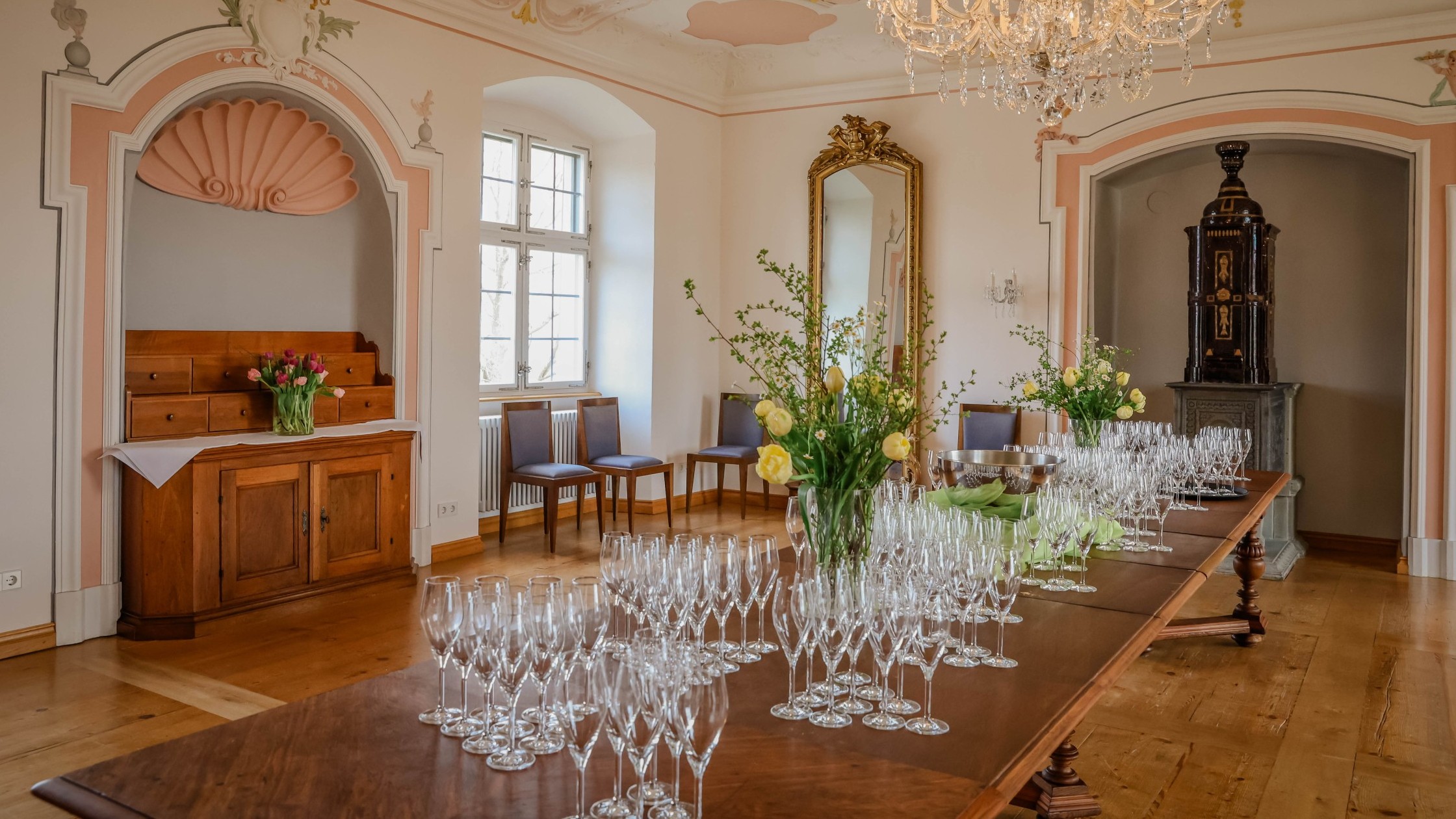 Sektempfang auf langer Tafel im Schloss