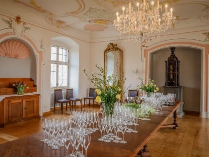 Sektempfang auf langer Tafel im Schloss