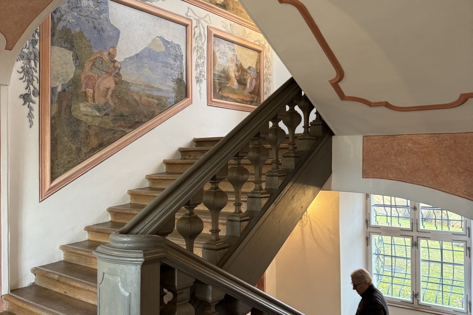 Treppenaufgang mit schöner Wandmalerei